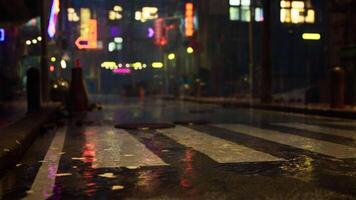 regenachtig nacht in Aziatisch stad met neon lichten video
