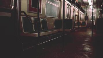 tömma tunnelbana bil på natt med dörrar öppen video