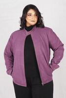 un mujer en un púrpura chaqueta y negro pantalones foto
