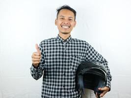 retrato asiático hombre participación motocicleta casco con emocionado expresión. la seguridad equitación. foto