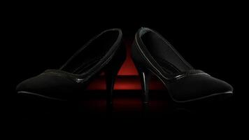 elegante negro alto tacones en un oscuro antecedentes foto