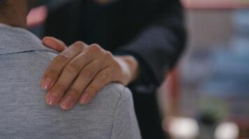 empresario poner mano en amigo hombro da ánimo en apoyo concepto. san valentin día concepto, dando amor a todo. consulta acerca de mental salud vida problemas foto