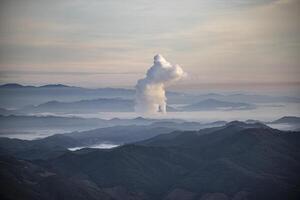 hermosa Mañana paisaje con niebla en el antecedentes a mae oficial médico lignito carbón poder planta, lampang, Tailandia industrial blanco vapor desde enfriamiento y torre tubería, industrial y ambiental temas foto