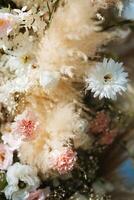 elegantes decoraciones de boda hechas de flores naturales foto