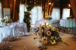 salón de banquetes para bodas, salón de banquetes con decoración atmosférica foto