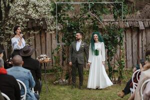 Boda ceremonia de el recién casados en un país cabaña foto