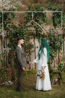 Boda ceremonia de el recién casados en un país cabaña foto