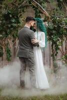 el primero Boda danza de el novia y novio en el claro foto