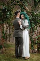 Boda ceremonia de el recién casados en un país cabaña foto