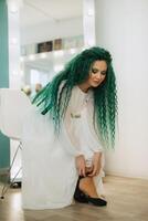 retrato de un novia con verde Rizado pelo en el belleza habitación foto