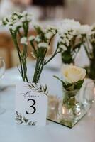 decoración de la boda en la mesa foto