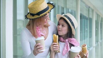 Mama und Tochter Essen schnell Essen und trinken Kaffee beim das Flughafen während warten zum das Ebene. Flug verzögern video