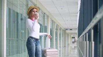 femme boisson café à l'intérieur aéroport. vol retard video