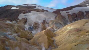 aéreo ver de volcánico paisaje. caliente primavera en kerlingarfjoll geotermal área, Islandia. video