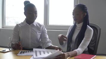 afrikansk amerikan affärskvinna partner tecken kontrakt framställning handla avtal med klient video