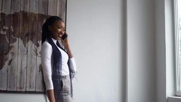 lindo africano americano o negócio mulher falando em a telefone video