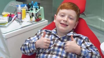 weinig jongen Bij de tandarts, detailopname van weinig jongen tonen duim omhoog. pediatrisch tandheelkunde video