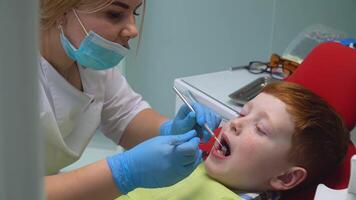 dentista examina bebé dientes. pediátrico odontología video