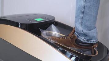 automático sapato cobre colocando sobre. máquina para colocando em sapato cobre dentro clínica video