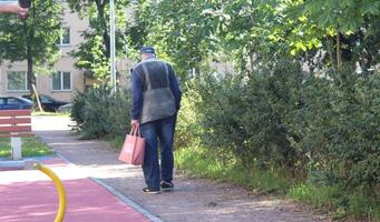 lleno longitud perfil Disparo de un mayor hombre caminando en un parque. foto