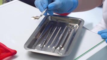 detailopname van vrouw tandarts nemen medisch instrumenten video