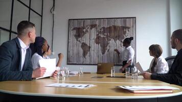 afrikansk amerikan kvinna företag tränare ger företags- presentation för affärsmän i kontor, mörk flådd affärsman presenterar ny företag planen, tala till klienter video