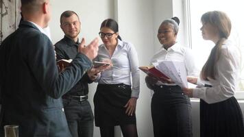 multirracial colegas de trabalho grupo conversa trabalhos juntos compartilhar Ideias em o negócio desenvolvimento estratégia às escritório reunião. a criativo multirracial equipe é discutindo uma Novo projeto video