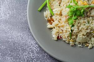 frito arroz con Cerdo y vegetales en un plato en el mesa foto