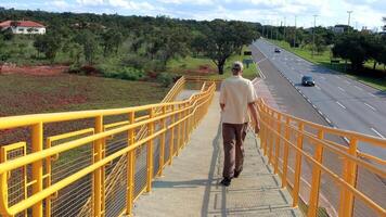 uomo a piedi giù un' rampa di recente costruito elevato pedone passerella nel Nord Ovest brasiliana, brasile video