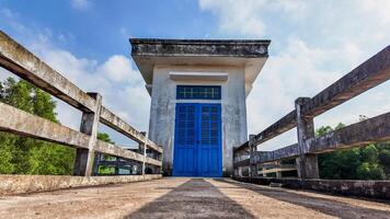 simétrico hormigón edificio con azul puertas foto