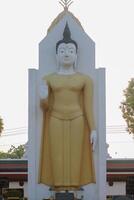 en pie Buda estatua en wat phra si rattana mahathat templo foto