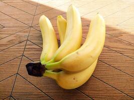 maduro plátanos exótico tropical amarillo fruta. plátano símbolo de salud cuidado y bienestar. foto