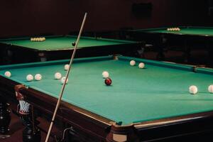 de billar mesa con verde superficie y pelotas en el de billar club.piscina juego foto