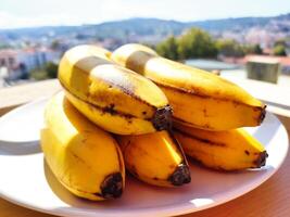 maduro plátanos exótico tropical amarillo fruta. plátano símbolo de salud cuidado y bienestar. foto