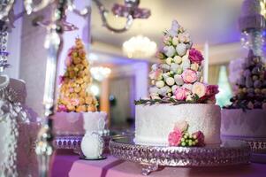 blanco Boda pastel decorado con crema flores en un estar foto