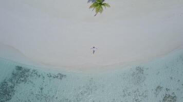 une homme est mensonge sur le plage, le caméra monte en haut video