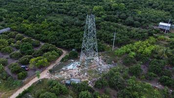 arquitectónico metal estructuras de marco base conexión con remaches y reforzado metal estructuras montar y Instalar en pc acero torre para poder transmisión líneas para sostenible poder desarrollo. foto