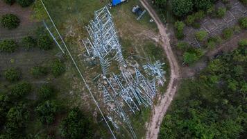 arquitectónico metal estructuras de marco base conexión con remaches y reforzado metal estructuras montar y Instalar en pc acero torre para poder transmisión líneas para sostenible poder desarrollo. foto