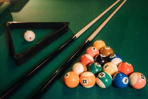 de billar mesa con verde superficie y pelotas en el de billar club.piscina juego foto