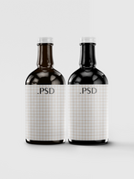 bier fles bespotten omhoog met blanco etiket wit kleur en realistisch veroorzaken. bier fles geïsoleerd Aan wit achtergrond 3d renderen illustratie psd