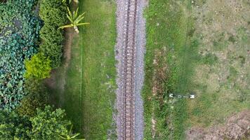 aéreo ver de el ferrocarril en el parque. parte superior ver de el ferrocarril desde un zumbido. tren pistas en rural escena foto