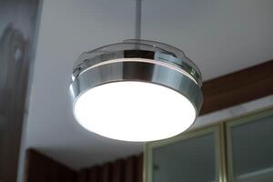aluminio hierro decorativo lámpara colgando desde el techo. moderno colgando lamparas foto