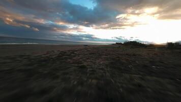 a poder e Rapidez do a fpv vôo sobre a litoral video