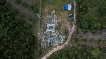 arquitectónico metal estructuras de marco base conexión con remaches y reforzado metal estructuras montar y Instalar en pc acero torre para poder transmisión líneas para sostenible poder desarrollo. foto