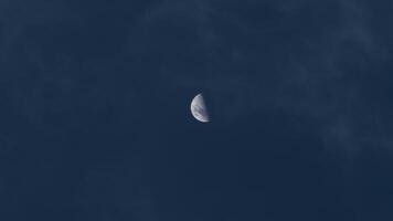 romántico Luna en el azul cielo video