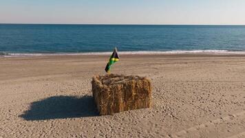 Jamaïque drapeau sur le cabane sur le plage à été video