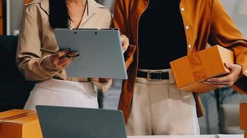 mujer de negocios puesta en marcha empresaria de pequeña empresa sme éxito. mujer independiente que trabaja en casa con entrega de paquetes en línea. concepto de entrega de pymes y embalajes video