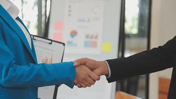 Nahansicht Aussicht von Geschäft Partnerschaft Handschlag, Foto von zwei Geschäftsmann Händeschütteln Verfahren. erfolgreich Deal nach großartig treffen. horizontal, Fackel Wirkung, verschwommen Hintergrund Handschlag Konzept. video