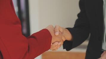 Nahansicht Aussicht von Geschäft Partnerschaft Handschlag, Foto von zwei Geschäftsmann Händeschütteln Verfahren. erfolgreich Deal nach großartig treffen. horizontal, Fackel Wirkung, verschwommen Hintergrund Handschlag Konzept. video