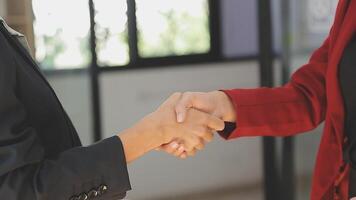 Nahansicht Aussicht von Geschäft Partnerschaft Handschlag, Foto von zwei Geschäftsmann Händeschütteln Verfahren. erfolgreich Deal nach großartig treffen. horizontal, Fackel Wirkung, verschwommen Hintergrund Handschlag Konzept. video